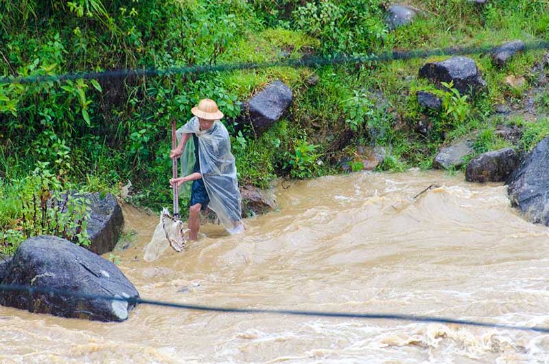 226 - Vietnam - Sapa - rio revuelto - gente